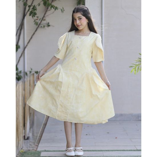 صورة فستان بناتي بنقوش وأكمام فراشة مرصعة باللؤلؤ | لون اصفر ولحمي - kj2103